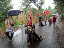 Hujan Guyur Karnaval Bajulan, Peserta Tetap Semangat hingga Garis Finis