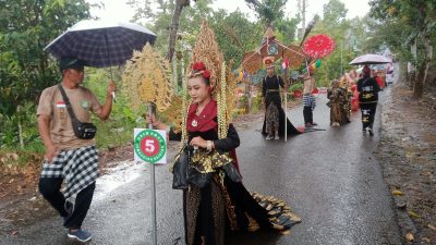 Hujan Guyur Karnaval Bajulan, Peserta Tetap Semangat hingga Garis Finis