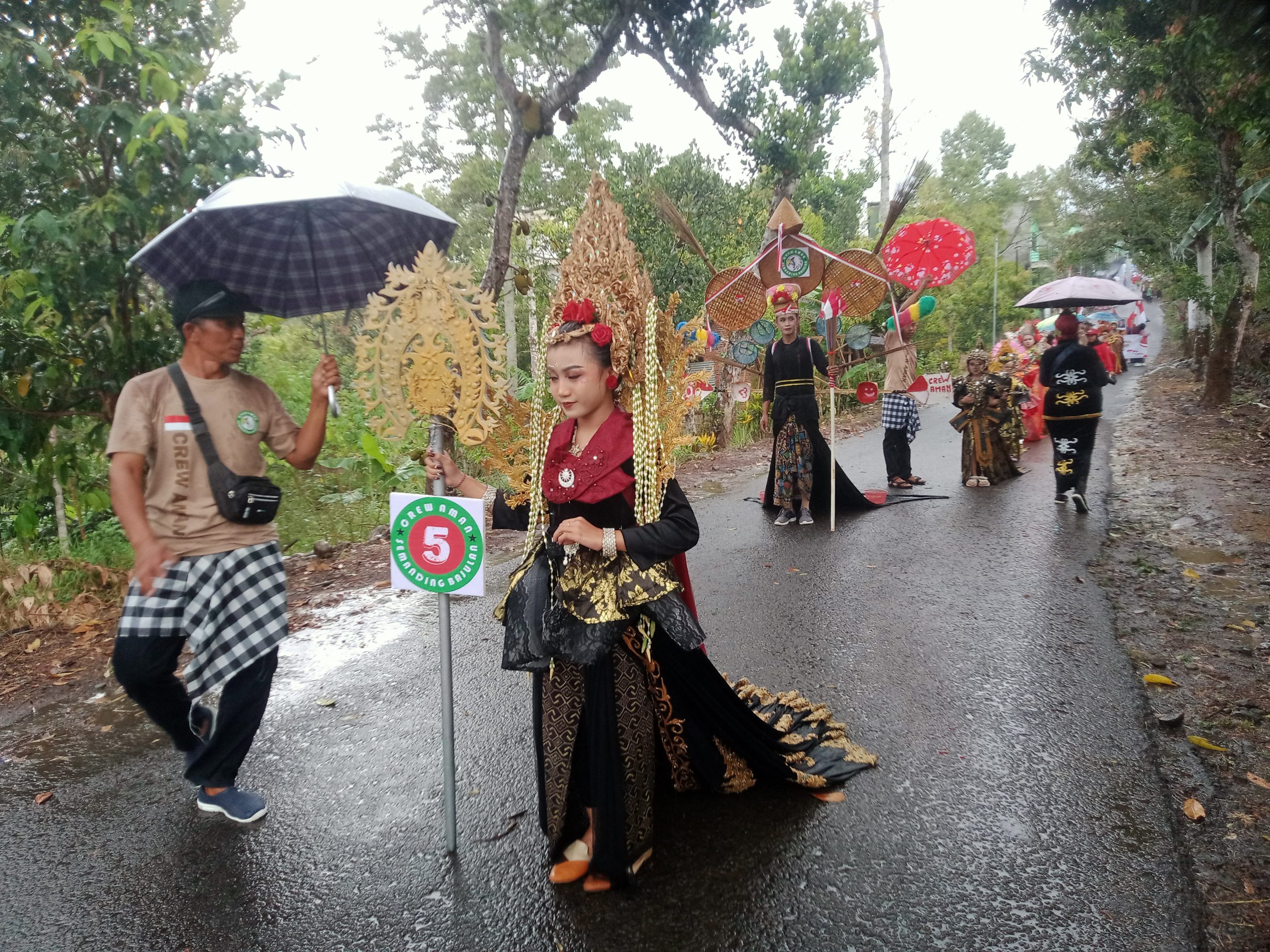 Hujan Guyur Karnaval Bajulan, Peserta Tetap Semangat hingga Garis Finis