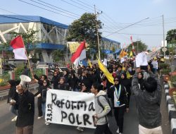 Kenakan Pakaian Hitam, Ratusan Massa Nganjuk Tunjukkan Duka untuk Affan Kurniawan