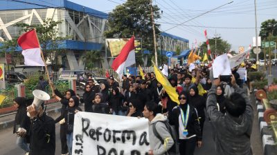 Kenakan Pakaian Hitam, Ratusan Massa Nganjuk Tunjukkan Duka untuk Affan Kurniawan