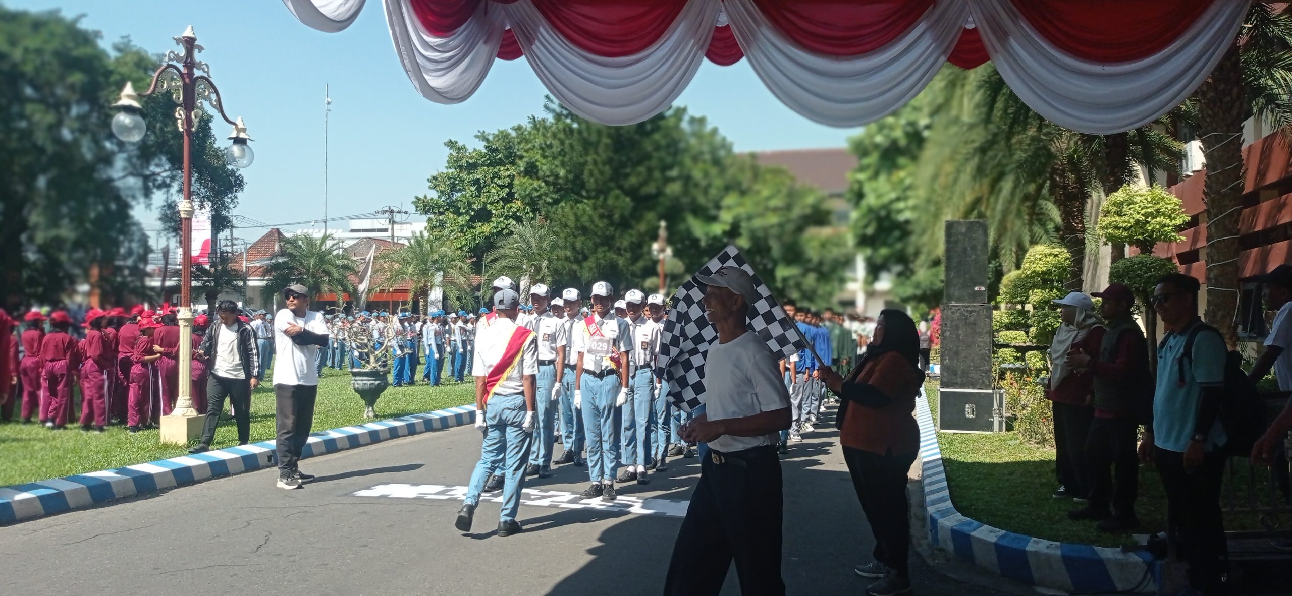 Sebanyak 95 Regu Pelajar SMA se-Kabupaten Kediri Antusias Ikuti Lomba Baris-Berbaris Sambut HUT RI ke-80