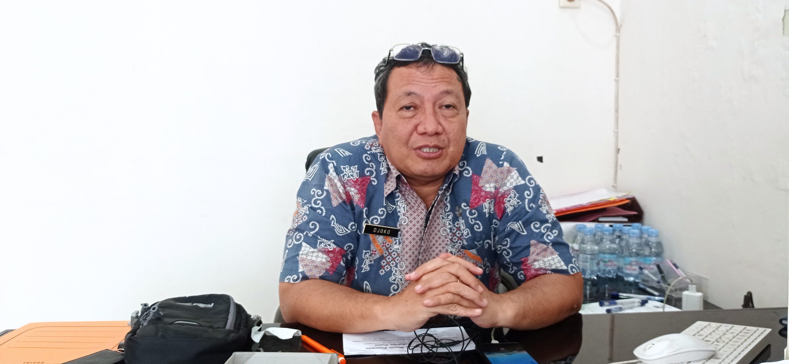 Stefanus Joko Sukrisno Kepala BPBD Kabupaten Kediri dan petugas BPBD siapka suplay air untuk wilayah rawan kekurangan air bersih (bakti/