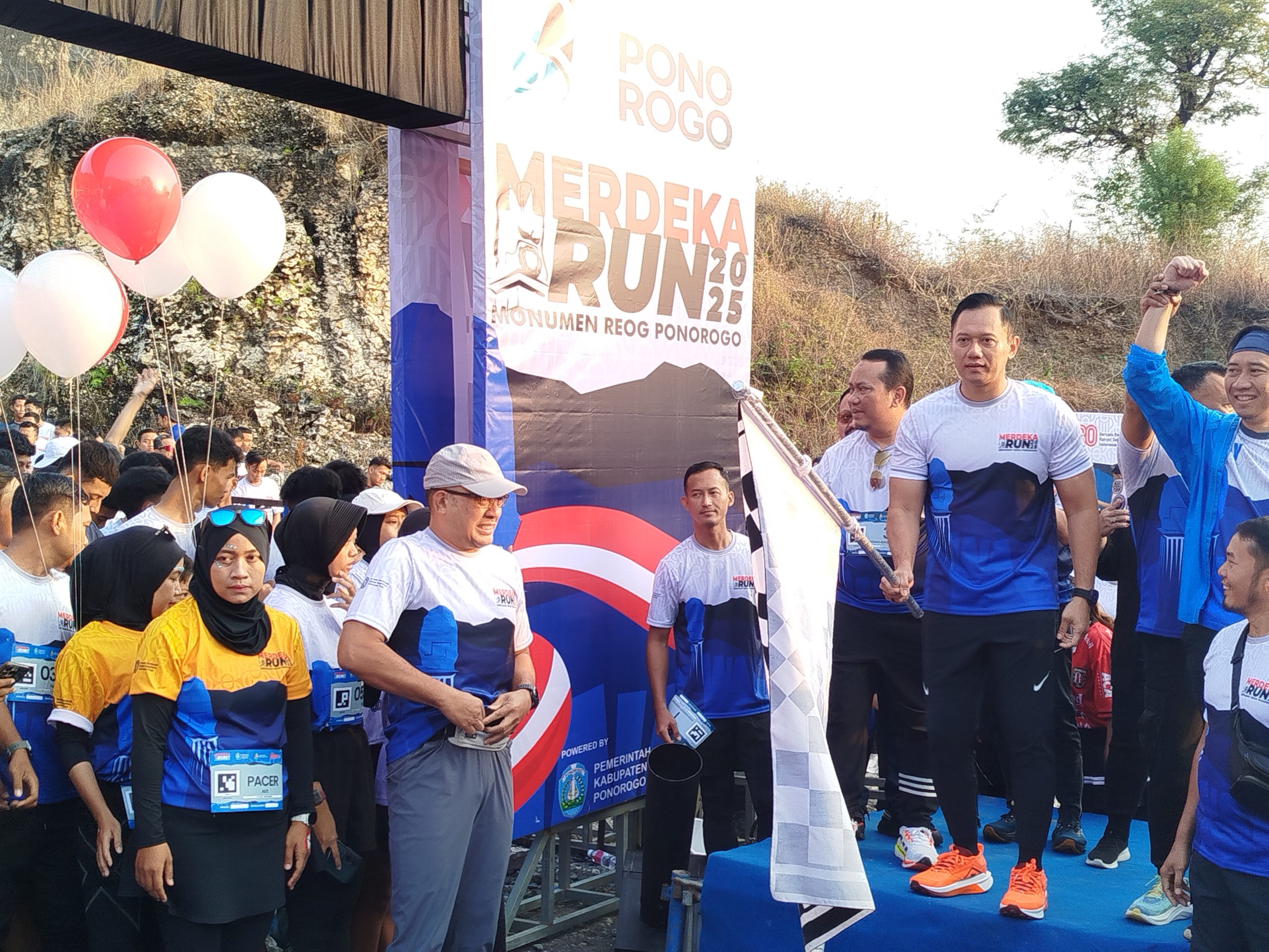 AHY Ikut Lari Bersama Warga Ponorogo dalam Merdeka Run