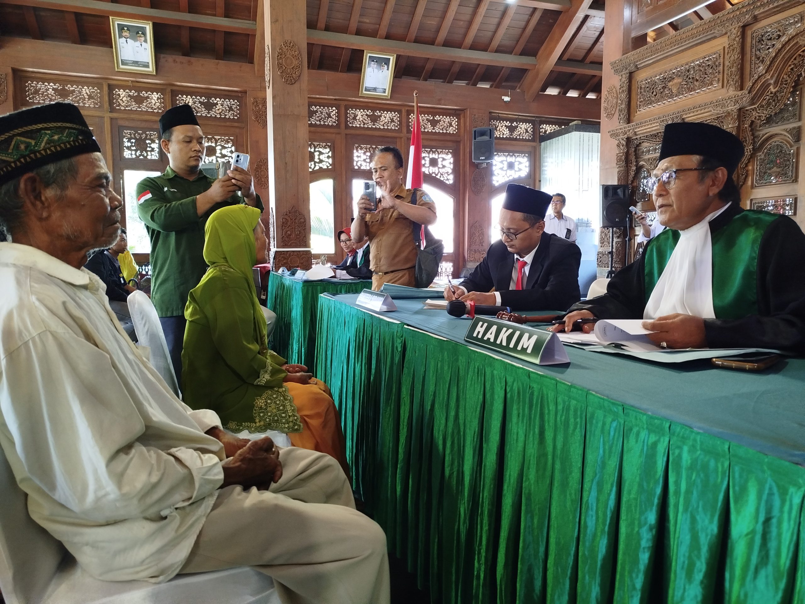 Puluhan Pasangan Nikah Siri di Ponorogo Kini Resmi Kantongi Buku Nikah