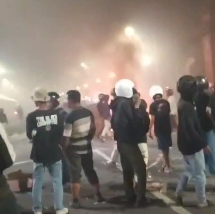 Kerusuhan Meluas! Gedung DPRD Kabupaten Kediri Juga Ikut Dibakar Massa, Bangunan Hangus dan Barang Dijarah