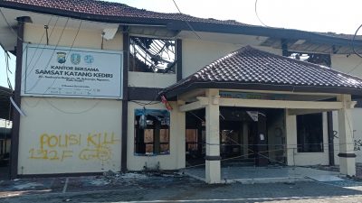 Kantor Pemkab Kediri Hangus Dibakar, Kantor Samsat Juga Ikut Kena Sasaran