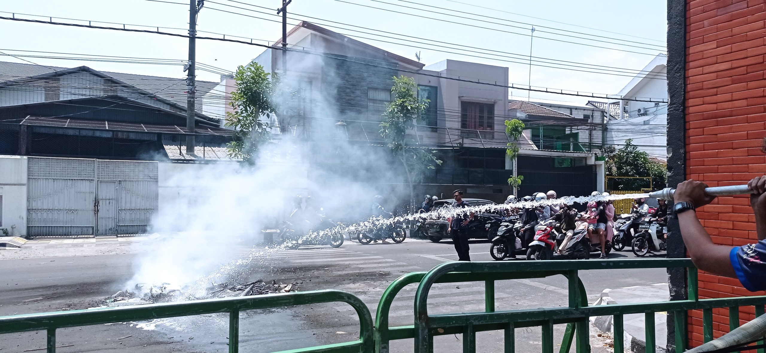 Api Masih Membara! Damkar Lanjutkan Pembasahan di Pemkab Kediri