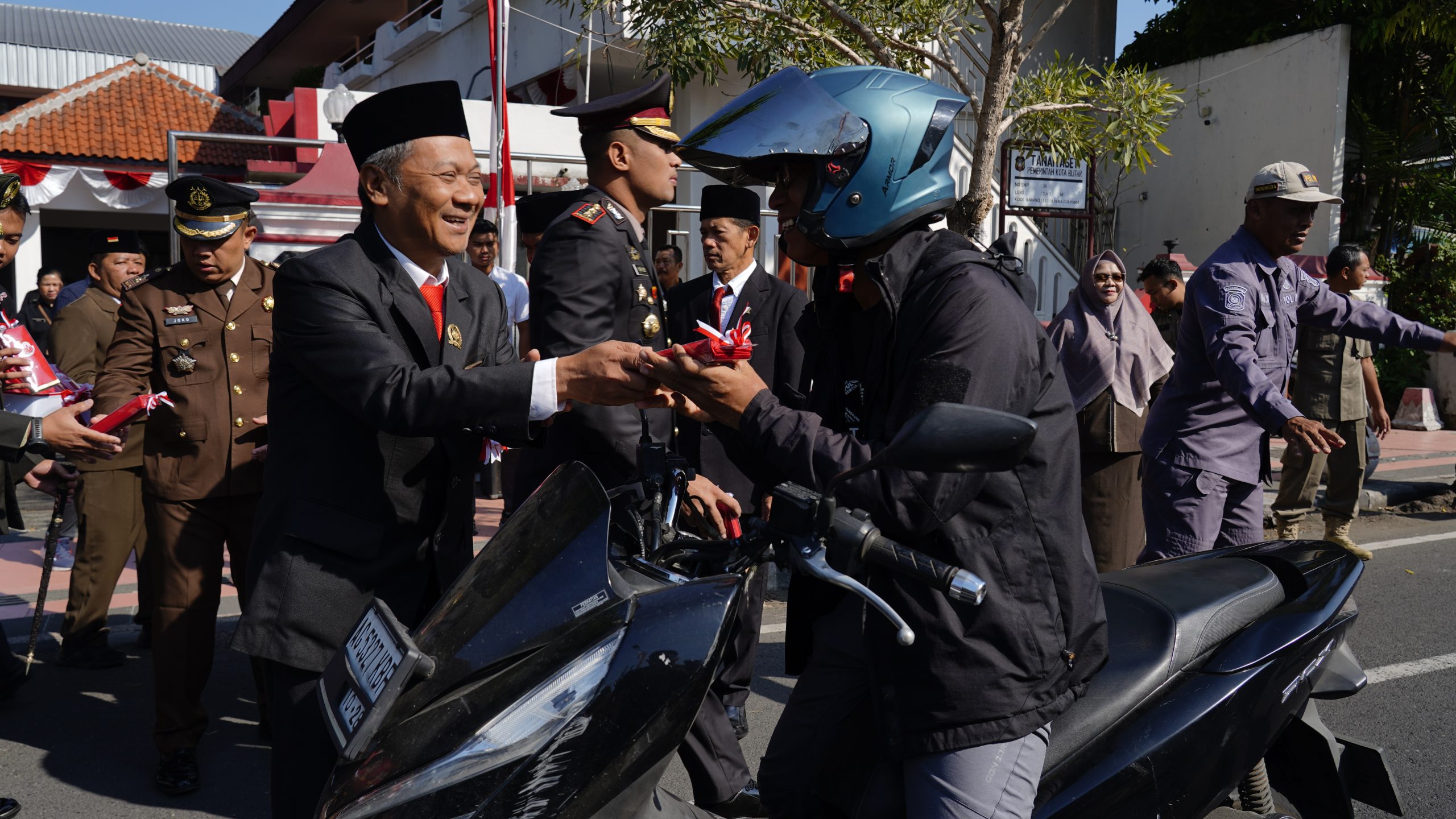 Pupuk Nasionalisme Warga, Dewan Kota Blitar Kompak Bagi-bagi Bendera ke Pengendara