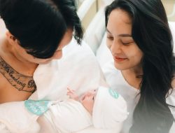 DJ Bravy Setia Dampingi Erika Carlina Saat Prosesi Lahiran, Netizen Malah Salfok dengan Wajah Baby Andrew!