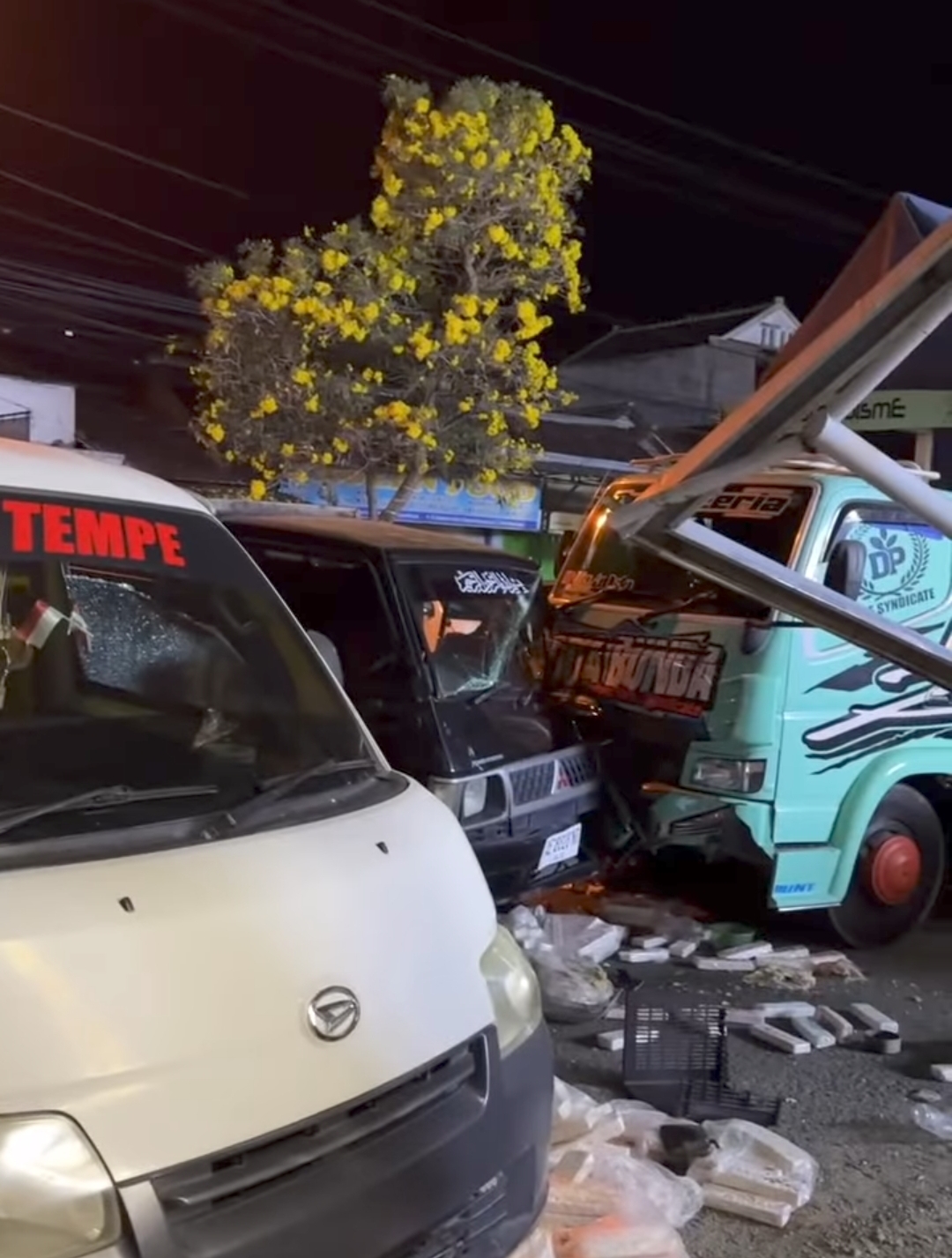 Truk Hantam Beruntun di Jalan Sukarno Hatta Ponorogo, Dua Warga Luka Ringan