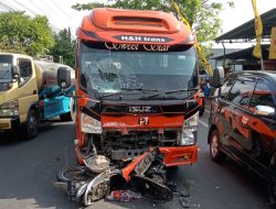 Mobil Elf di Tulungagung Langgar Marka Lalu Tabrak Pemotor,  Dua Orang Luka Serius dan Dilarikan ke RS