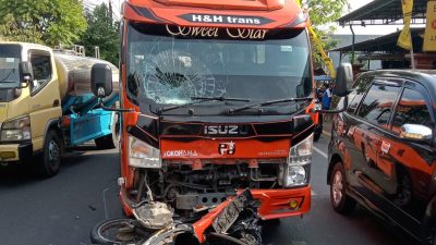 Mobil Elf di Tulungagung Langgar Marka Lalu Tabrak Pemotor,  Dua Orang Luka Serius dan Dilarikan ke RS