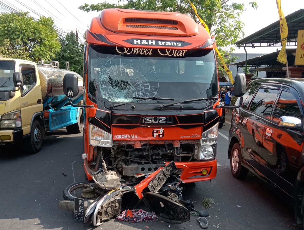 Mobil Elf Langgar Marka, Tabrak Pemotor di Tulungagung: Dua Luka, Dilarikan ke RS