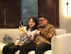 Mas Dhito dan Istri Bernostalgia Bersama Guru SMA Melalui Video Call