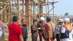 Dewan Blitar Sidak Dua Proyek Kantor Kelurahan, Soroti Kualitas Material