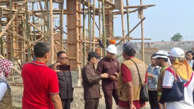 Dewan Kota Blitar Sidak Dua Proyek Kantor Kelurahan, Soroti Kualitas Material