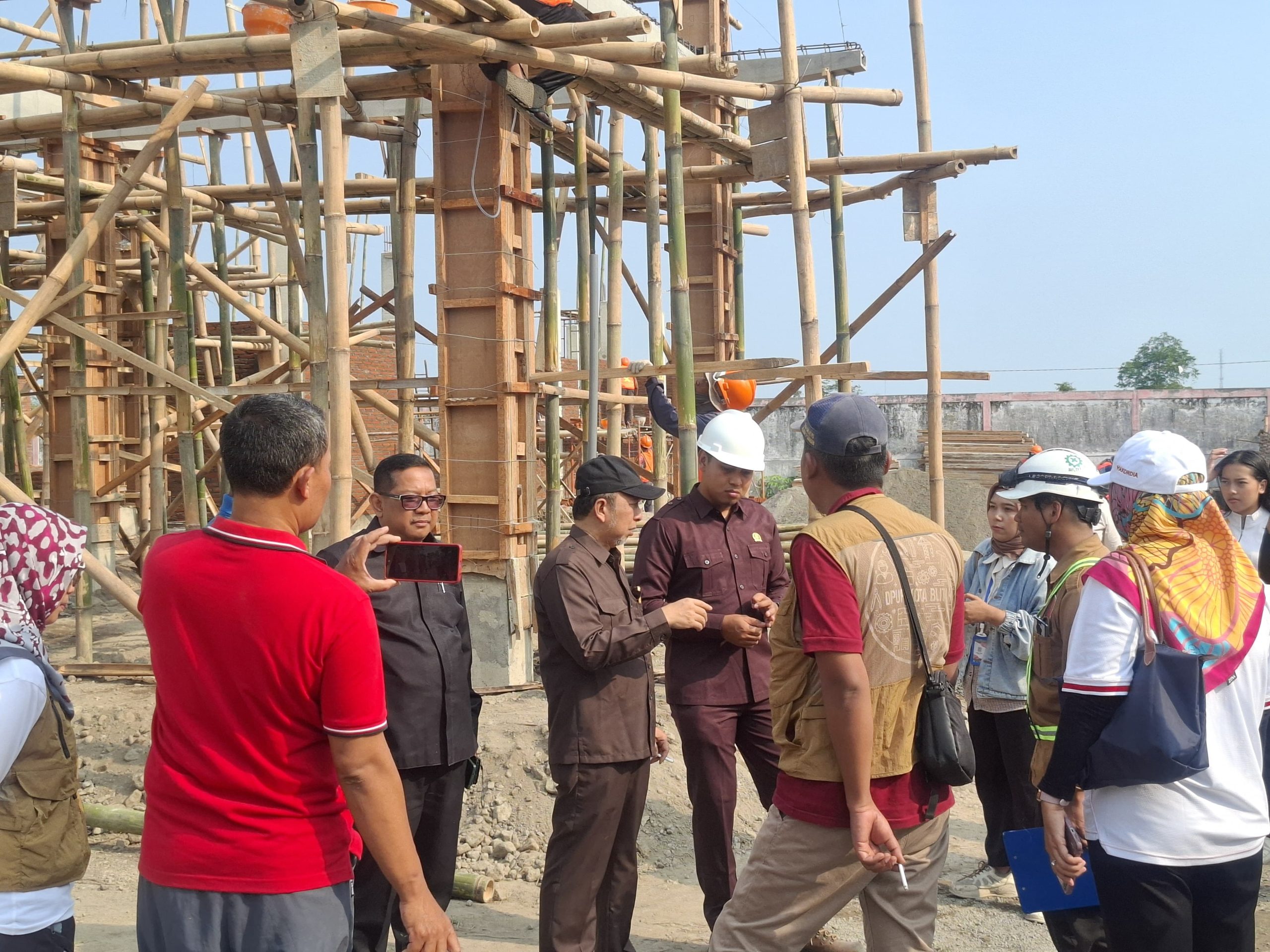 Dewan Blitar Sidak Dua Proyek Kantor Kelurahan, Soroti Kualitas Material