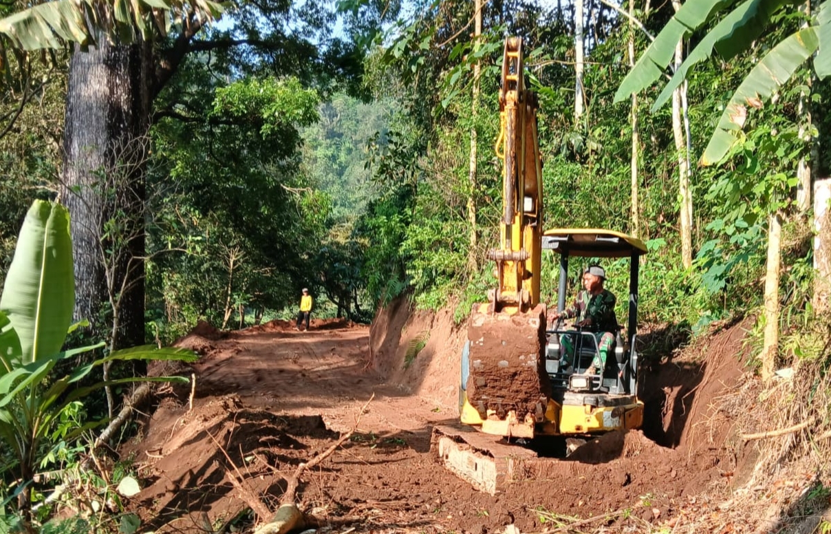 TMMD Kodim 0803 Madiun Buka Jalan Baru, Sambungkan Asa Warga Ngranget