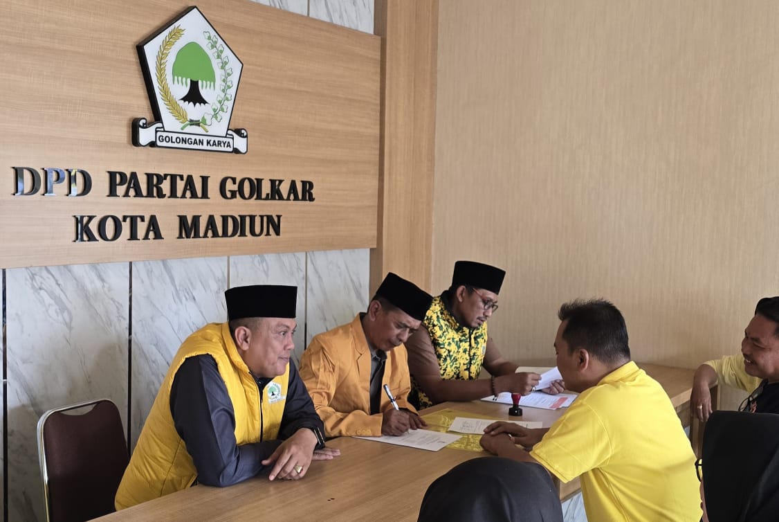 Bagus Rizki Dinarwan saat mendaftar calon Ketua DPD Partai Golkar Kota Madiun untuk Musyawarah Daerah (Musda) XI (ist)