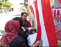Musim Kemerdekaan, Pedagang Bendera di Madiun Raup Untung Berlipat