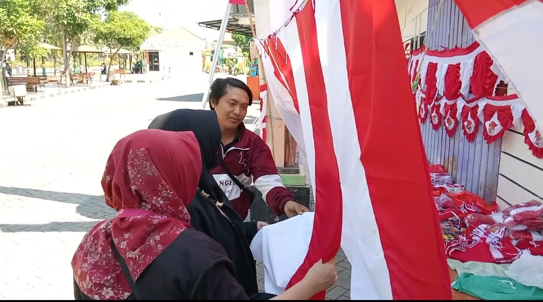Musim Kemerdekaan, Pedagang Bendera di Madiun Raup Untung Lebih
