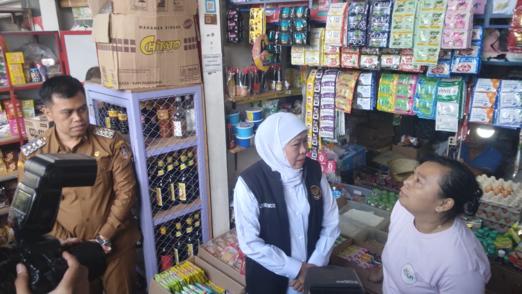 Gubernur Khofifah Tinjau Pasar Pon, Pastikan Harga Beras SPHP Terkendali