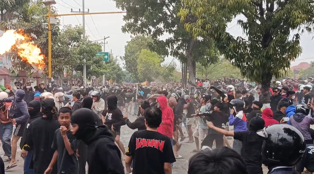 emo dprd:ribuan massa saat ricuh di kantor DPRD Kota Madiun(rio/Lingkar)