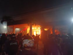 Demo Tak Terkendali, Gedung DPRD Kota Kediri Dibakar Massa, Situasi Kota Mencekam