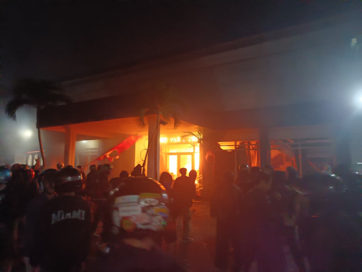 Tak Terkendali, Gedung DPRD Kota Kediri Dibakar Massa, Situasi Kota Mencekam