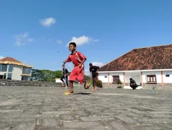 Gembira ! Siswa Sekolah Rakyat di Ponorogo Memperingati HUT RI ke-80 dengan Perlombaan Tradisional, Salah Satunya Egrang Bathok