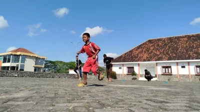 Gembira ! Siswa Sekolah Rakyat di Ponorogo Memperingati HUT RI ke-80 dengan Perlombaan Tradisional, Salah Satunya Egrang Bathok
