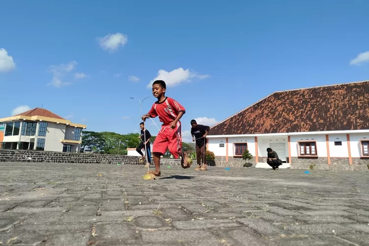 Ratusan Siswa SR di Ponorogo Meriahkan HUT ke-80 RI dengan Lomba Tradisional