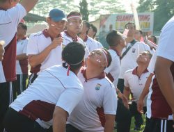 Polisi Polres Blitar Kenakan Daster Saat Lomba Sepak Bola Meriahkan HUT RI ke-80