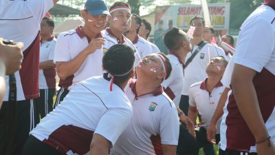 Polisi Polres Blitar Kenakan Daster Saat Lomba Sepak Bola Meriahkan HUT RI ke-80