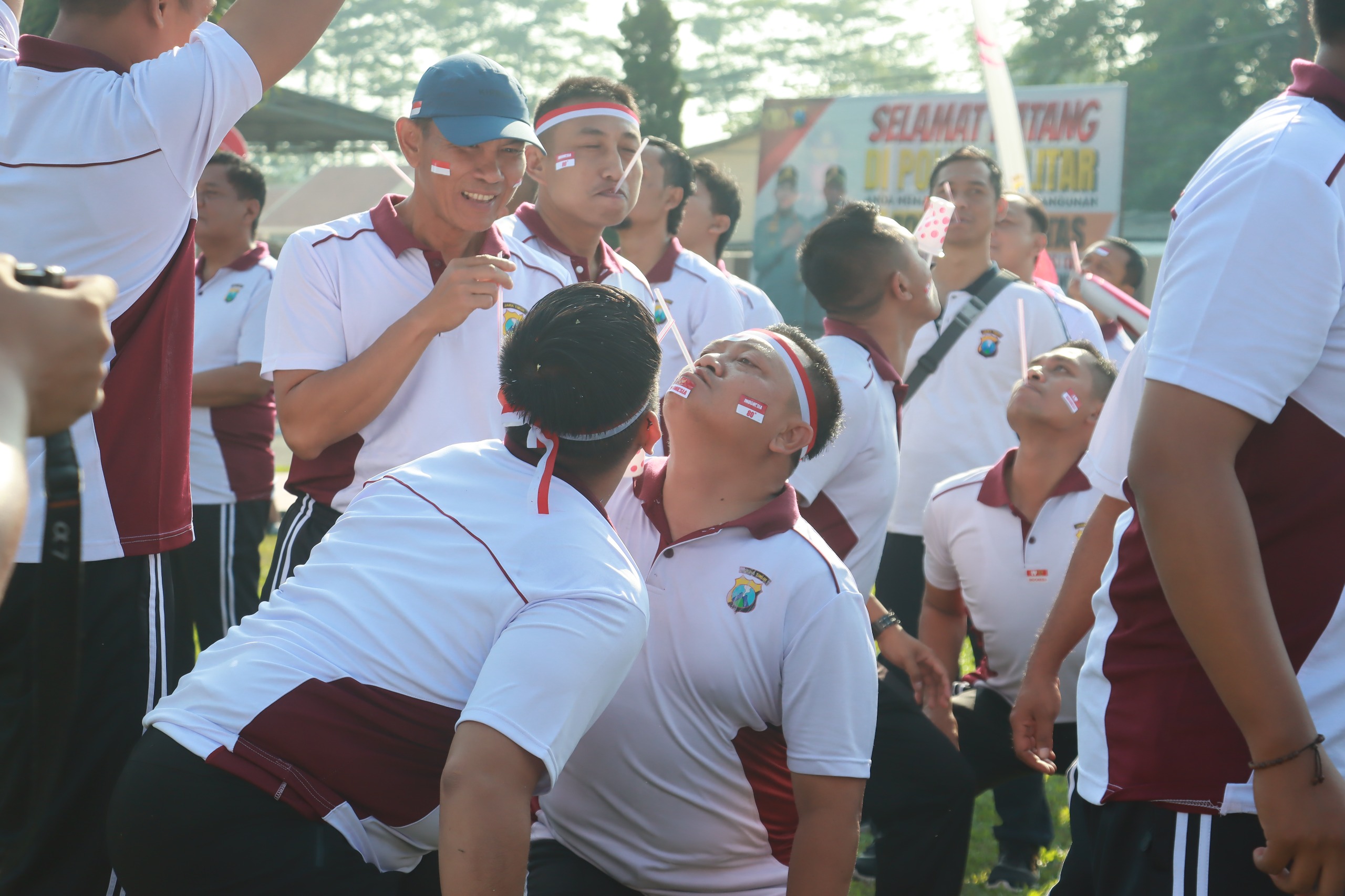 Polisi Polres Blitar Kenakan Daster Saat Lomba Sepak Bola Meriahkan HUT RI ke-80