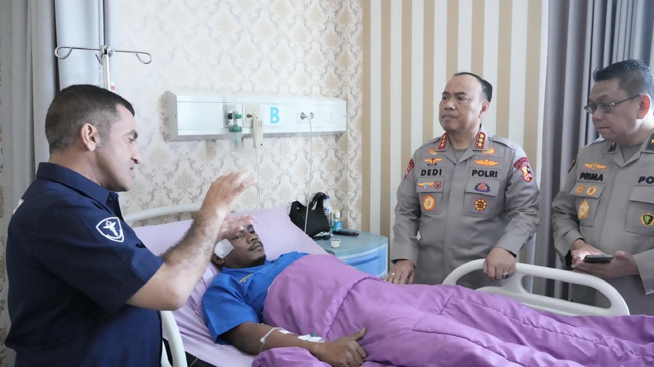 Wakapolri Jenguk Personel yang Terluka Saat Amankan Aksi Demo di DPR/MPR