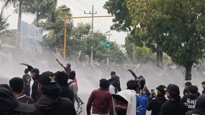 Demo Ribuan Massa di DPRD Madiun Berujung Ricuh, Massa Anarkis