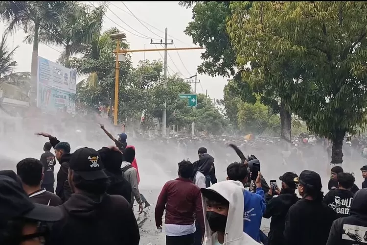 Demo Ribuan Massa di DPRD Madiun Berujung Ricuh