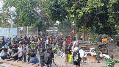 Ricuh, Aksi Massa di Depan Polres Kediri Kota Berujung Perusakan Fasilitas