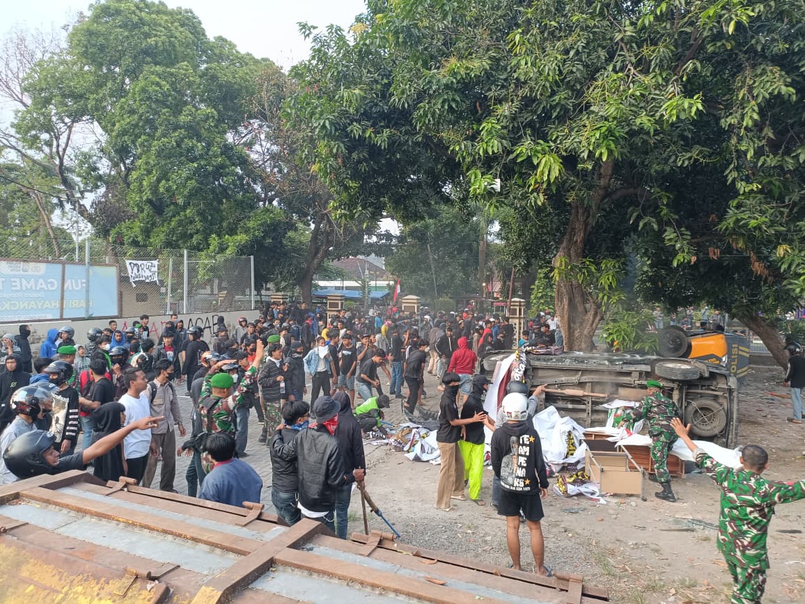 Ricuh, Aksi Massa di Depan Polres Kediri Kota Berujung Perusakan Fasilitas