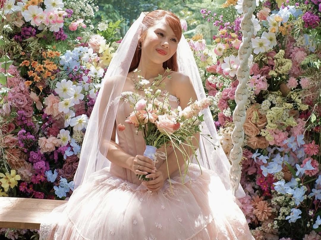 Tampil Bak Peri! Gaun Pale Rose Nadine Amizah di Resepsi Pernikahan Curi Perhatian