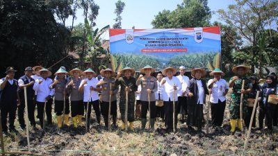 Polres Madiun Tanam Jagung Serentak di Ponpes Al Syafi’i