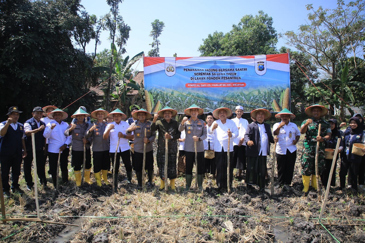 Polres Madiun Tanam Jagung Serentak di Ponpes Al Syafi’i