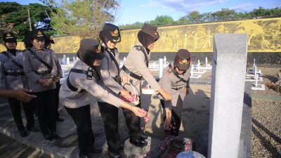 Hari Jadi ke-77, Polwan Polres Madiun Gelar Tabur Bunga di TMP