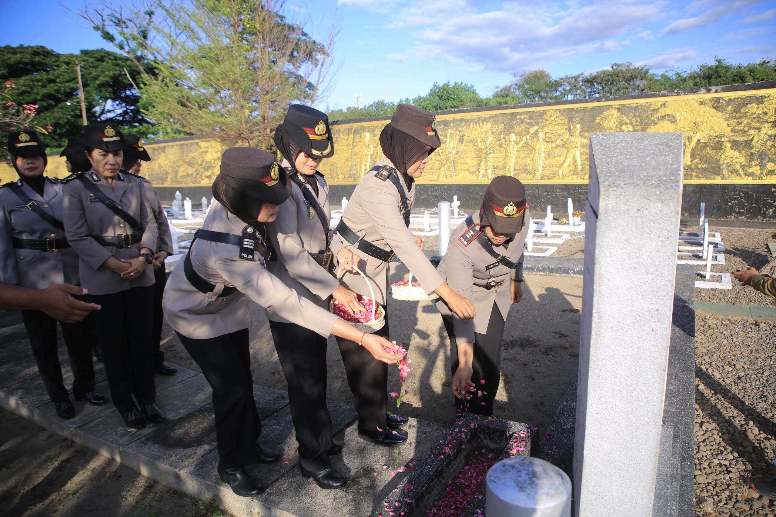 Hari Jadi ke-77, Polwan Polres Madiun Gelar Tabur Bunga di TMP