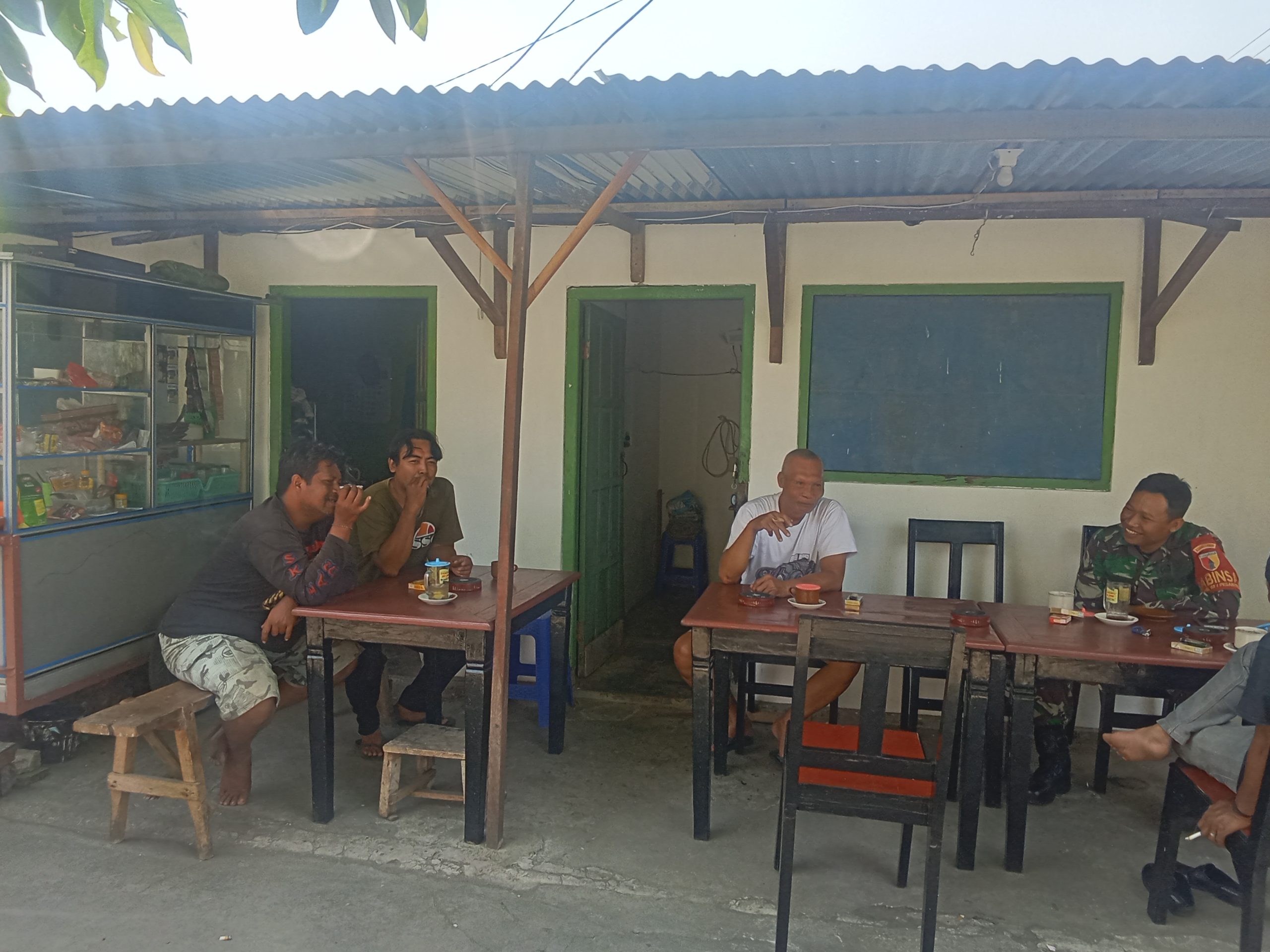 Babinsa Tosaren Serda Sholeh Ajak Warga Tetap Tenang Pasca Kerusuhan di Kediri