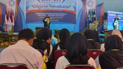 Rektor UNP Kediri Buka PKKMB 2025, Tekankan Generasi Stroberi Harus Jadi Baja