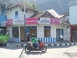 DLHKP Kota Kediri Bersihkan Puing Kebakaran di Kanntor Polisi, Termasuk Sejumlah Pos Polisi