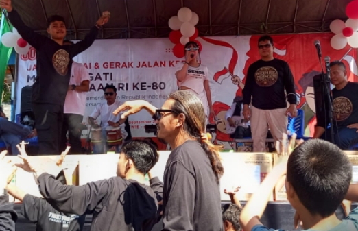 Peringati HUT ke-80 RI, Warga Lingkungan Bence Bernyanyi dan Berjoget